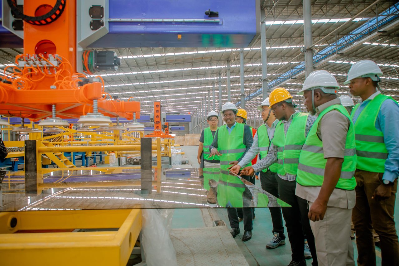 吴志凡总为部长介绍工厂产品 4